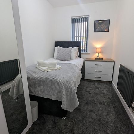 Clariturf - 4 Bedroom Semi - Private Parking Near Turf Moor, Town Centre, Transport And Motorway Links Next To Canal, 3 Parks And Lake - Sky And Netflix بيرنلي المظهر الخارجي الصورة