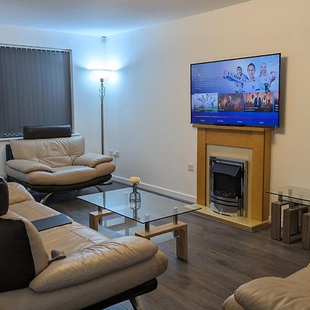 Clariturf - 4 Bedroom Semi - Private Parking Near Turf Moor, Town Centre, Transport And Motorway Links Next To Canal, 3 Parks And Lake - Sky And Netflix بيرنلي المظهر الخارجي الصورة