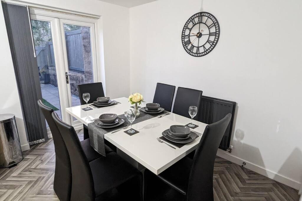 Clariturf - 4 Bedroom Semi - Private Parking Near Turf Moor, Town Centre, Transport And Motorway Links Next To Canal, 3 Parks And Lake - Sky And Netflix بيرنلي المظهر الخارجي الصورة