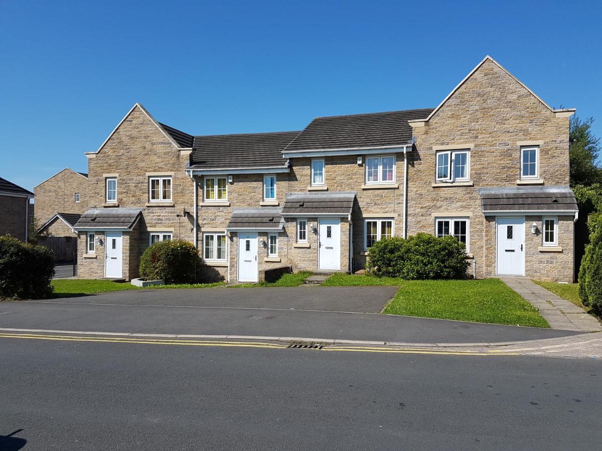 Clariturf - 4 Bedroom Semi - Private Parking Near Turf Moor, Town Centre, Transport And Motorway Links Next To Canal, 3 Parks And Lake - Sky And Netflix بيرنلي المظهر الخارجي الصورة