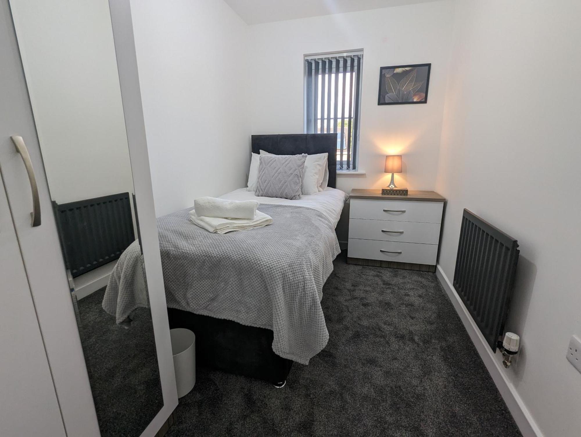 Clariturf - 4 Bedroom Semi - Private Parking Near Turf Moor, Town Centre, Transport And Motorway Links Next To Canal, 3 Parks And Lake - Sky And Netflix بيرنلي المظهر الخارجي الصورة