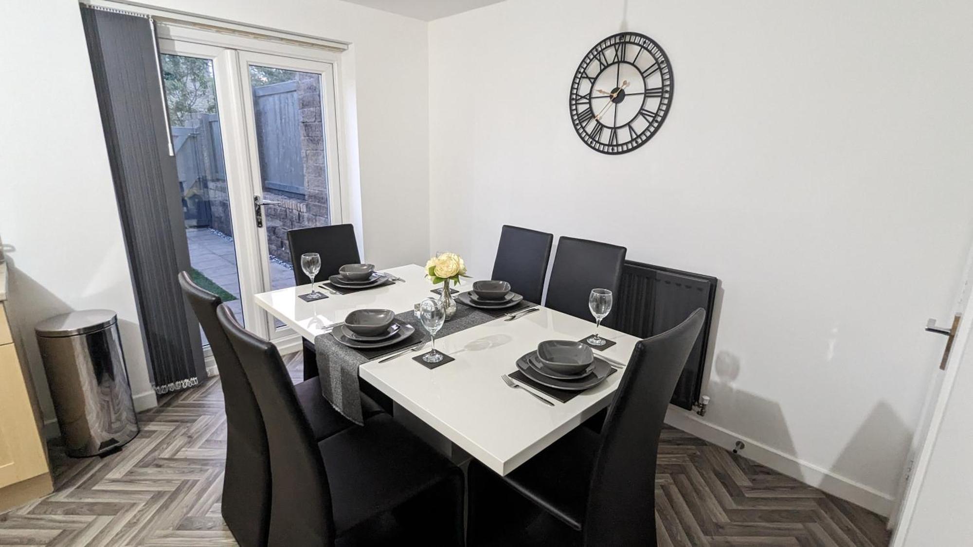 Clariturf - 4 Bedroom Semi - Private Parking Near Turf Moor, Town Centre, Transport And Motorway Links Next To Canal, 3 Parks And Lake - Sky And Netflix بيرنلي المظهر الخارجي الصورة