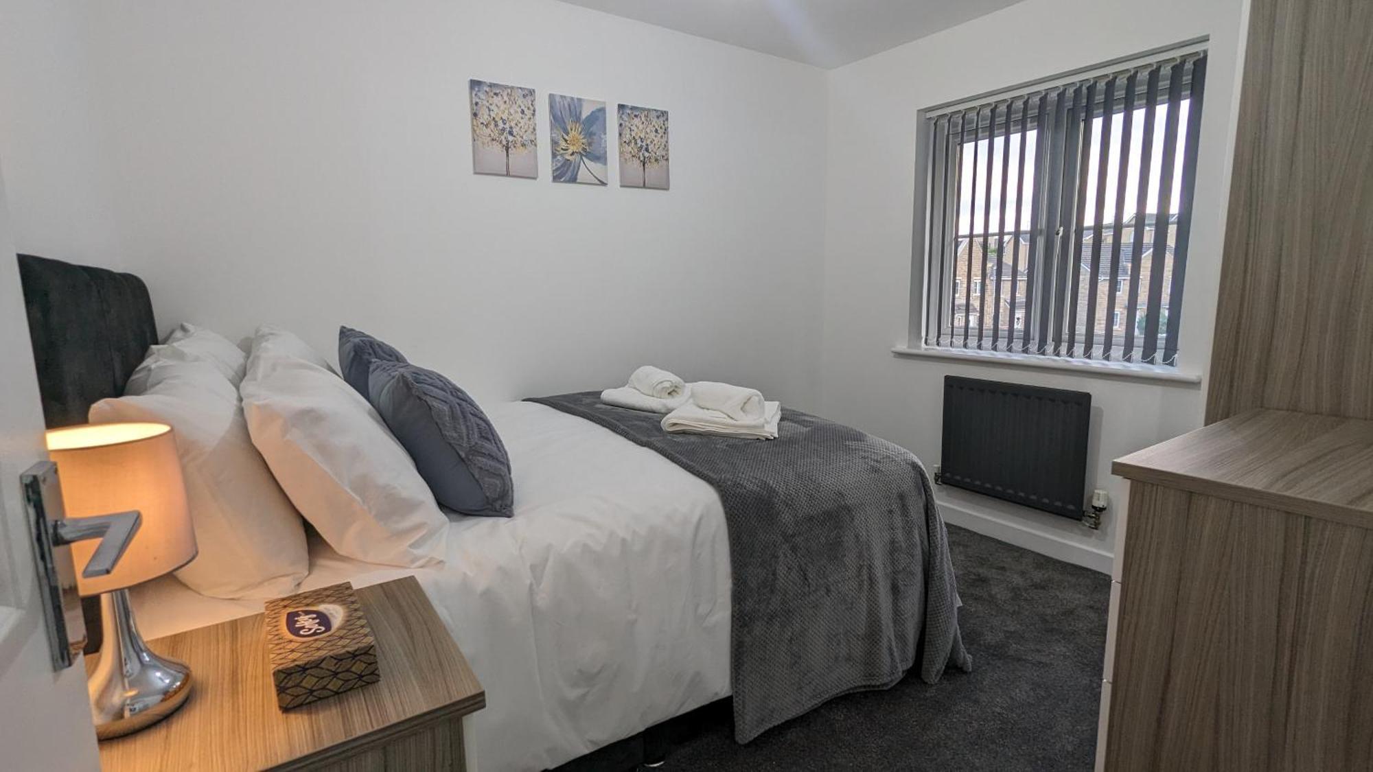 Clariturf - 4 Bedroom Semi - Private Parking Near Turf Moor, Town Centre, Transport And Motorway Links Next To Canal, 3 Parks And Lake - Sky And Netflix بيرنلي المظهر الخارجي الصورة