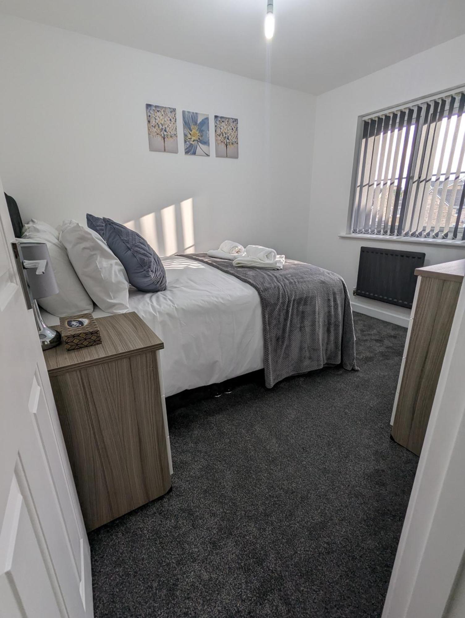 Clariturf - 4 Bedroom Semi - Private Parking Near Turf Moor, Town Centre, Transport And Motorway Links Next To Canal, 3 Parks And Lake - Sky And Netflix بيرنلي المظهر الخارجي الصورة