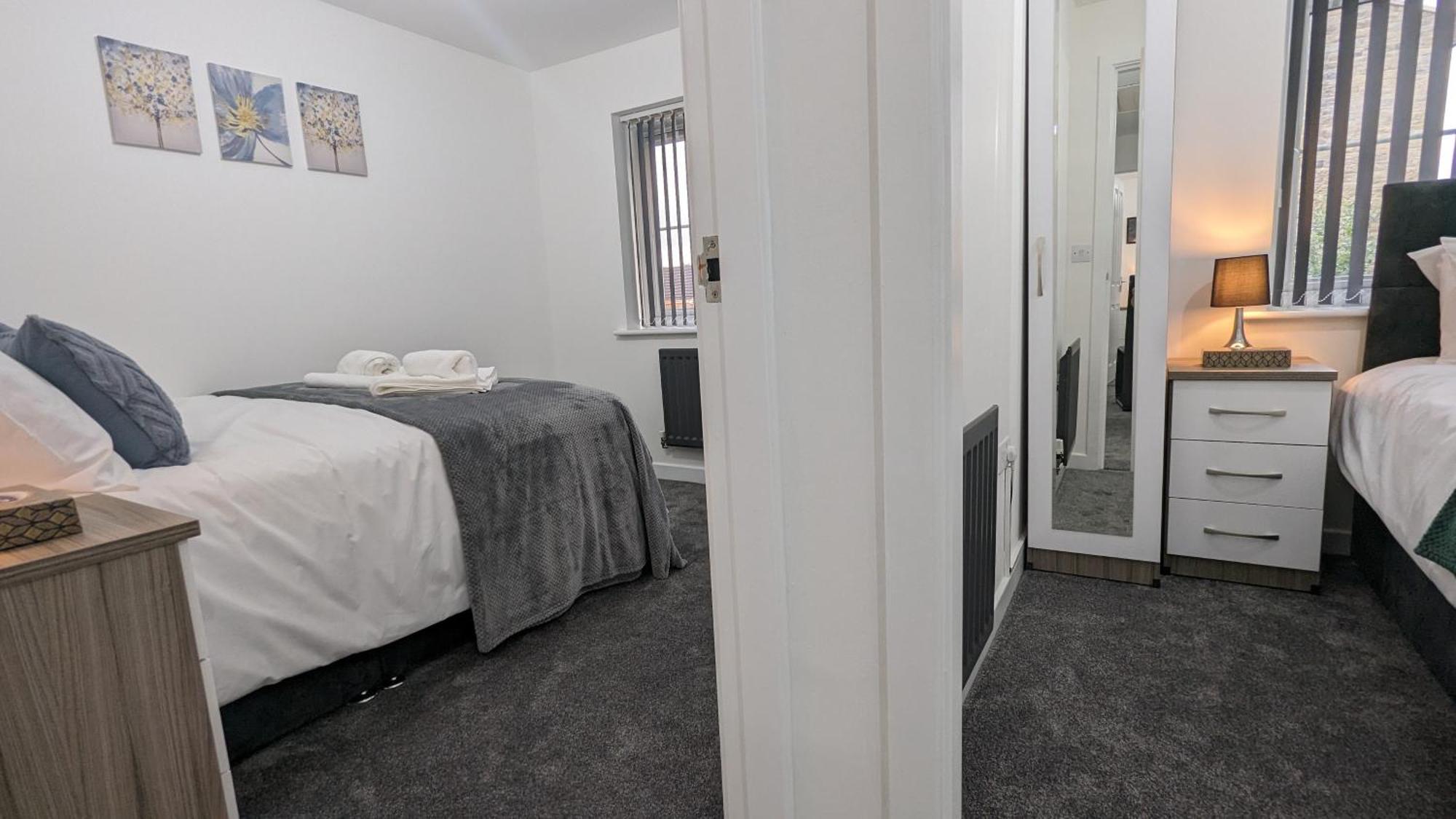 Clariturf - 4 Bedroom Semi - Private Parking Near Turf Moor, Town Centre, Transport And Motorway Links Next To Canal, 3 Parks And Lake - Sky And Netflix بيرنلي المظهر الخارجي الصورة