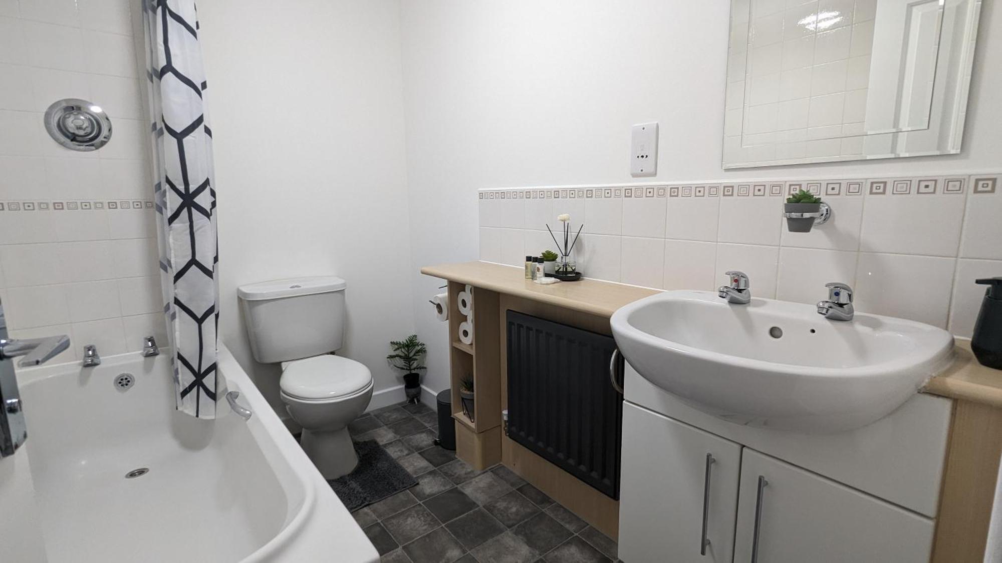 Clariturf - 4 Bedroom Semi - Private Parking Near Turf Moor, Town Centre, Transport And Motorway Links Next To Canal, 3 Parks And Lake - Sky And Netflix بيرنلي المظهر الخارجي الصورة