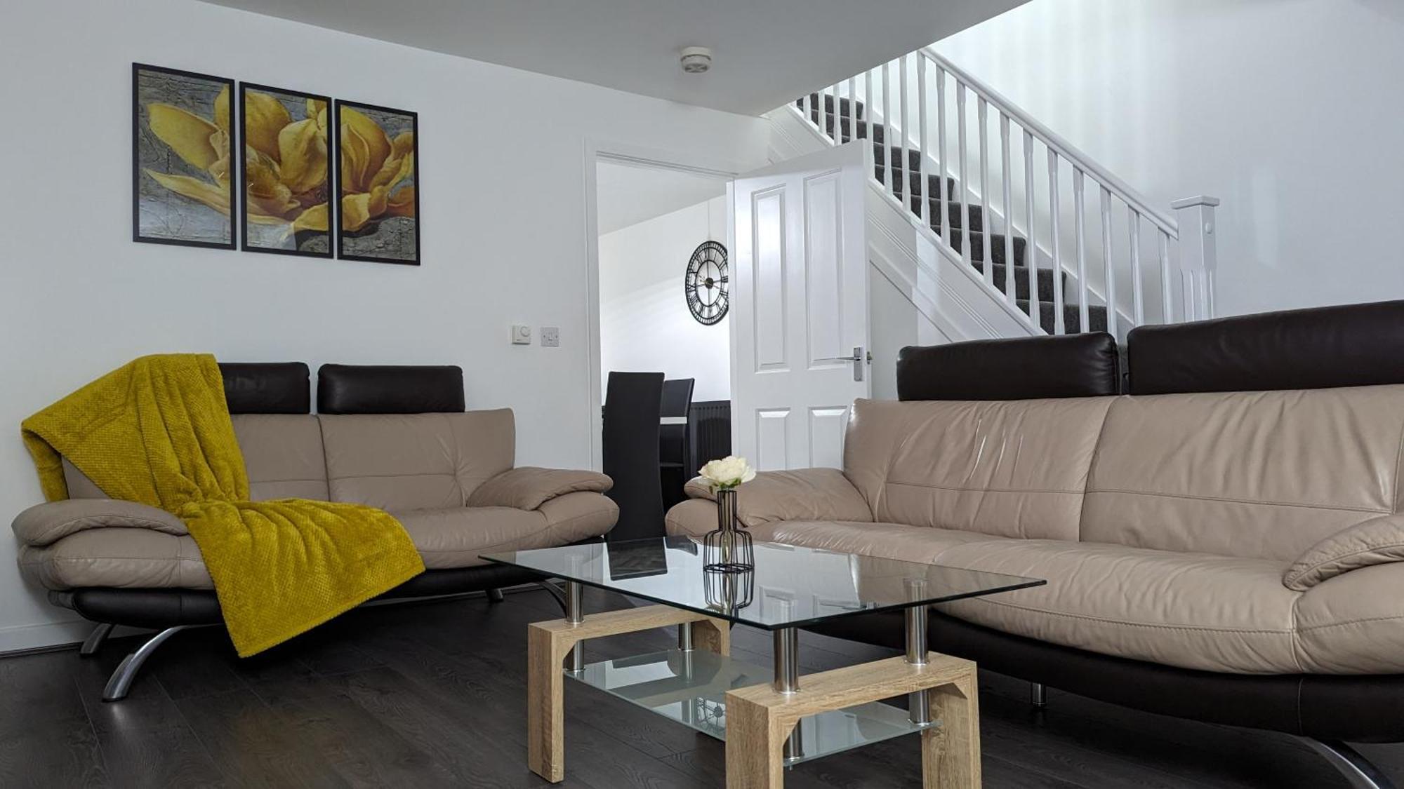 Clariturf - 4 Bedroom Semi - Private Parking Near Turf Moor, Town Centre, Transport And Motorway Links Next To Canal, 3 Parks And Lake - Sky And Netflix بيرنلي المظهر الخارجي الصورة