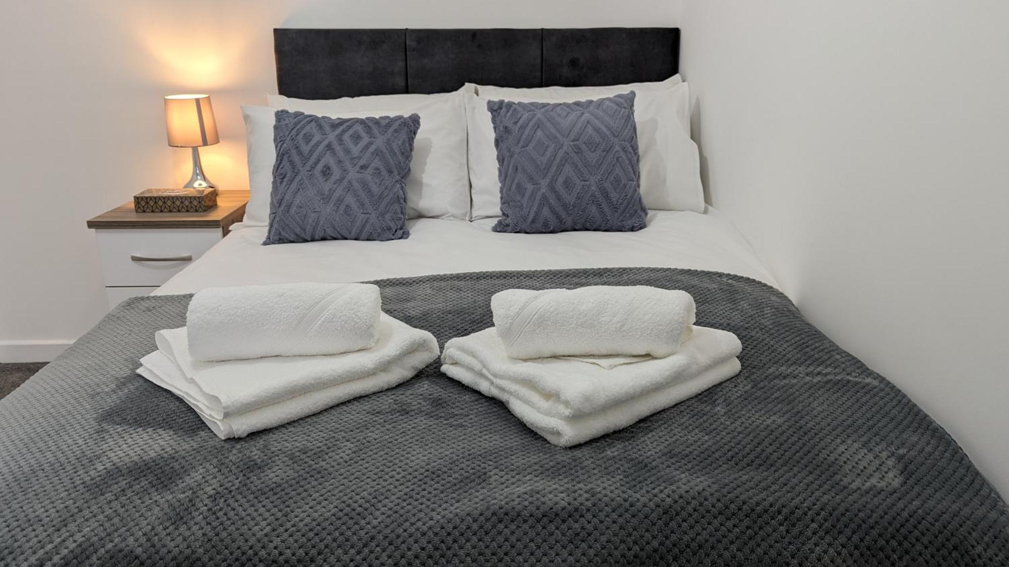 Clariturf - 4 Bedroom Semi - Private Parking Near Turf Moor, Town Centre, Transport And Motorway Links Next To Canal, 3 Parks And Lake - Sky And Netflix بيرنلي المظهر الخارجي الصورة