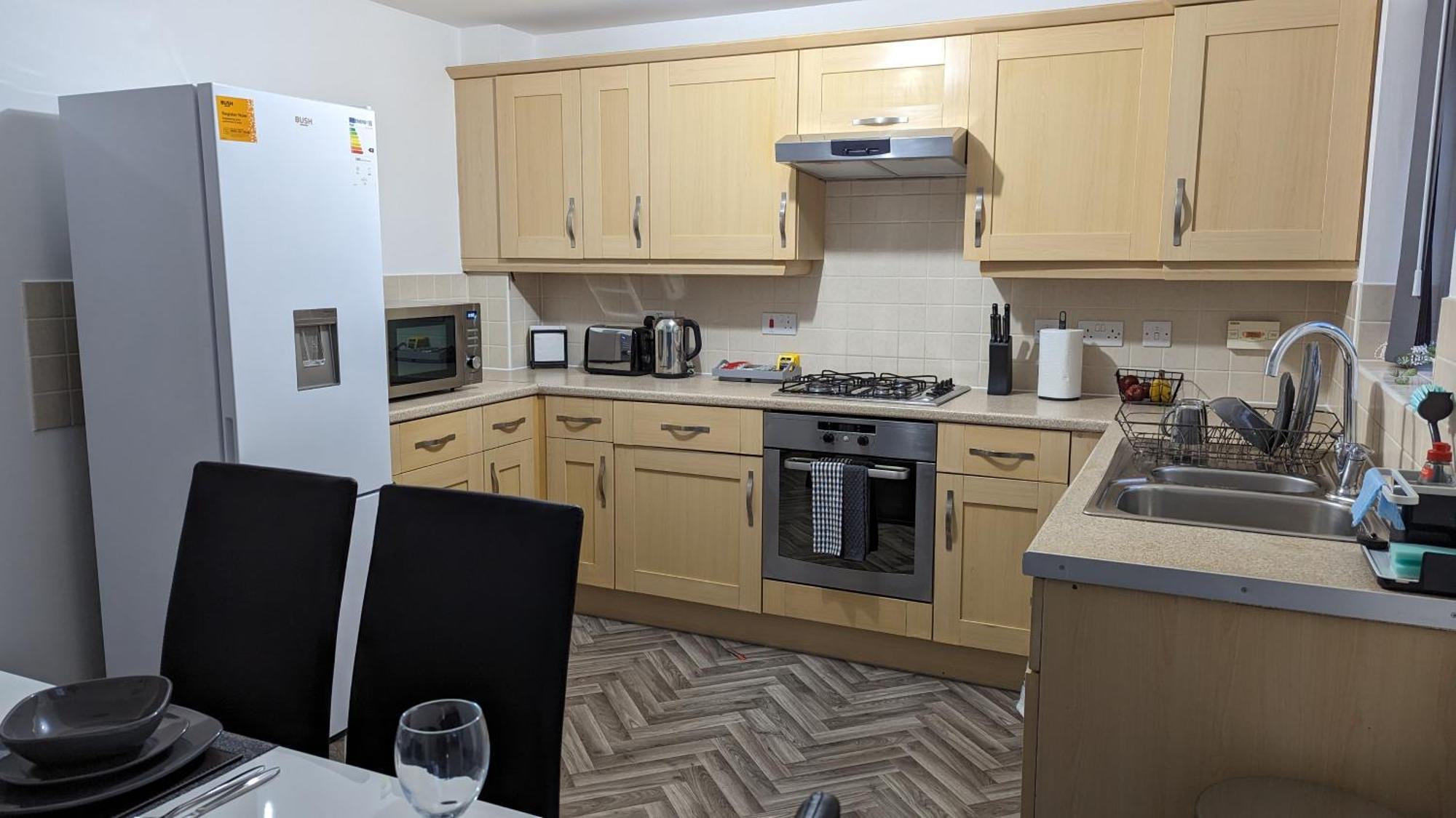 Clariturf - 4 Bedroom Semi - Private Parking Near Turf Moor, Town Centre, Transport And Motorway Links Next To Canal, 3 Parks And Lake - Sky And Netflix بيرنلي المظهر الخارجي الصورة