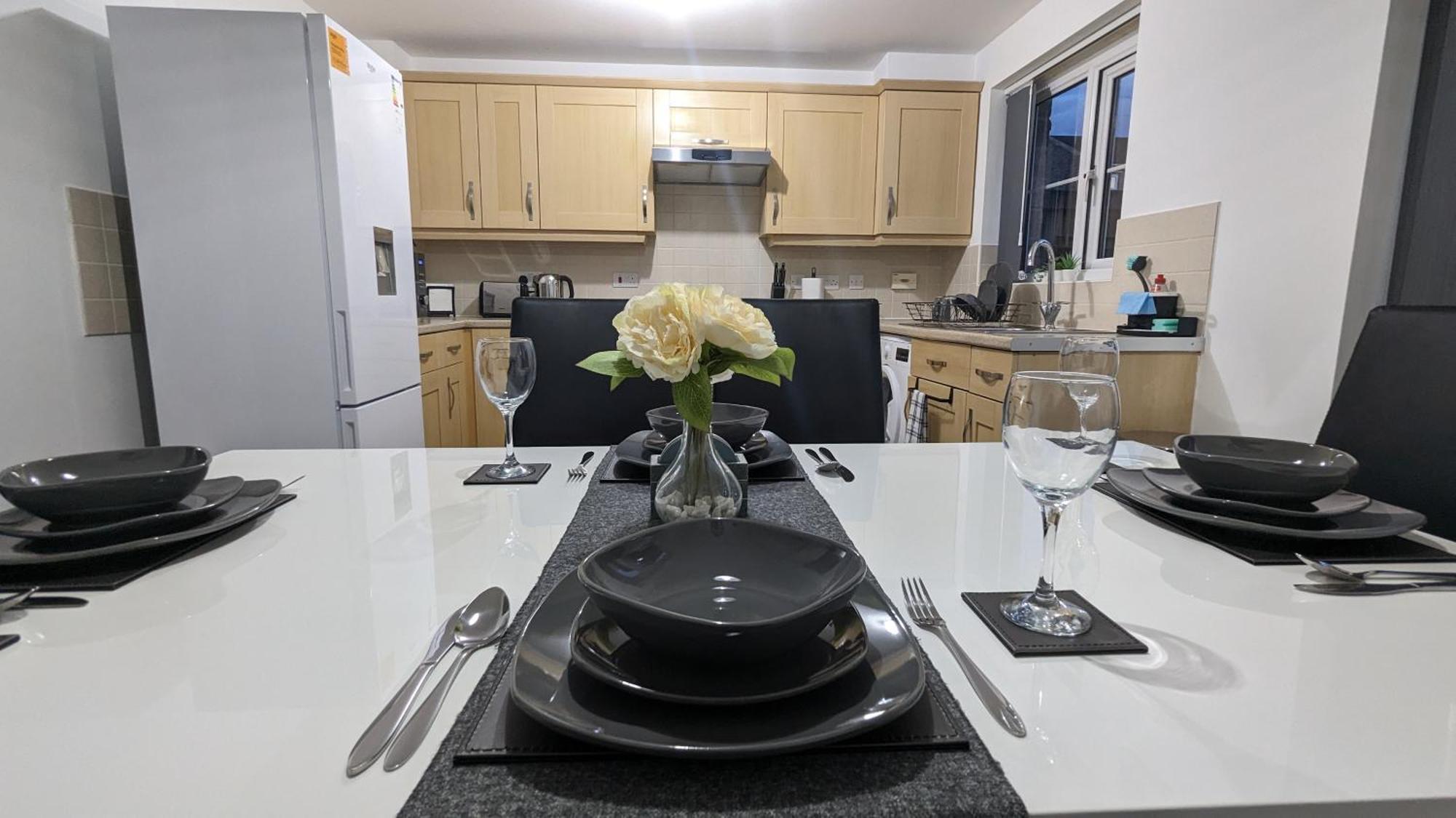 Clariturf - 4 Bedroom Semi - Private Parking Near Turf Moor, Town Centre, Transport And Motorway Links Next To Canal, 3 Parks And Lake - Sky And Netflix بيرنلي المظهر الخارجي الصورة