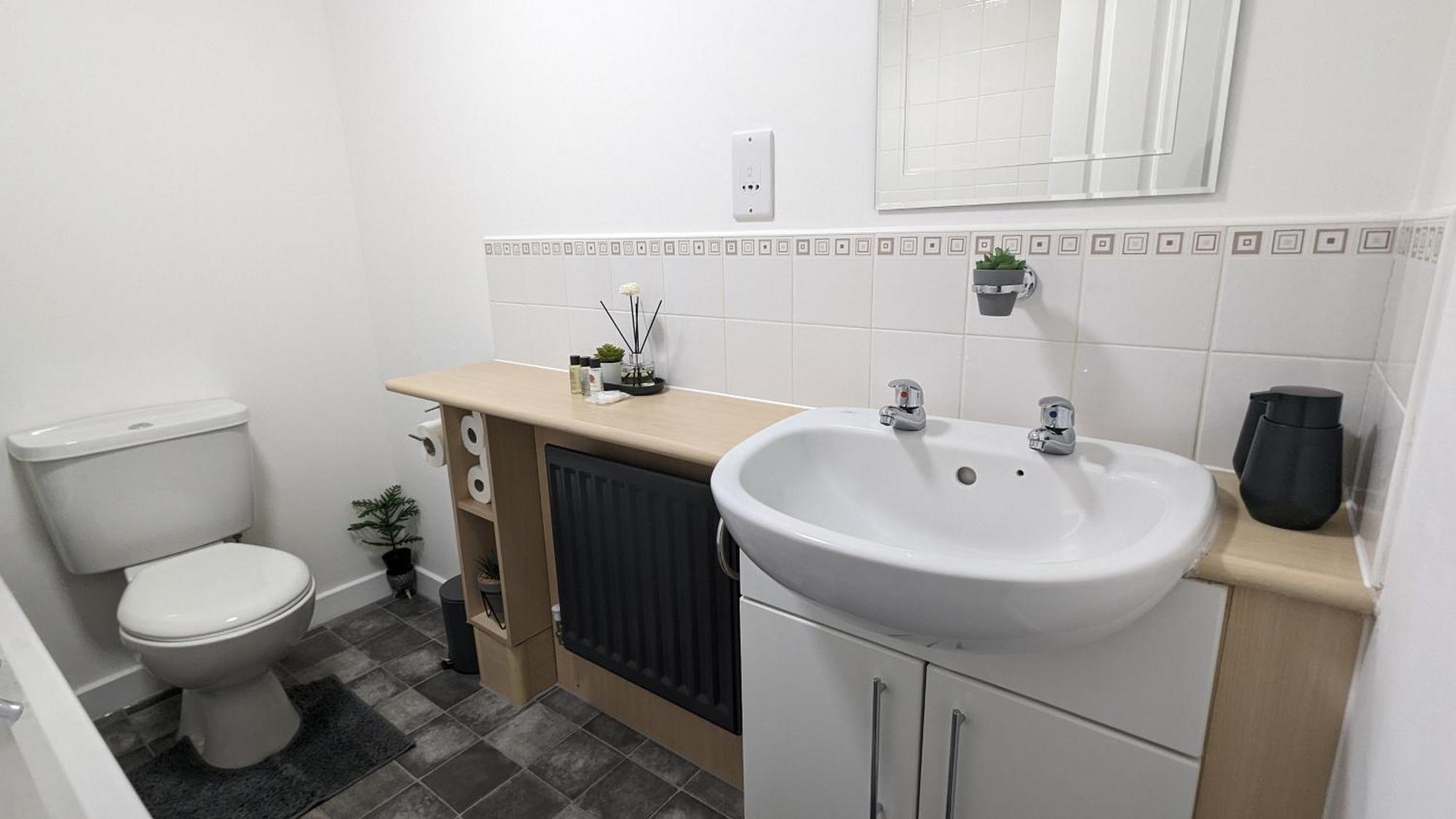 Clariturf - 4 Bedroom Semi - Private Parking Near Turf Moor, Town Centre, Transport And Motorway Links Next To Canal, 3 Parks And Lake - Sky And Netflix بيرنلي المظهر الخارجي الصورة