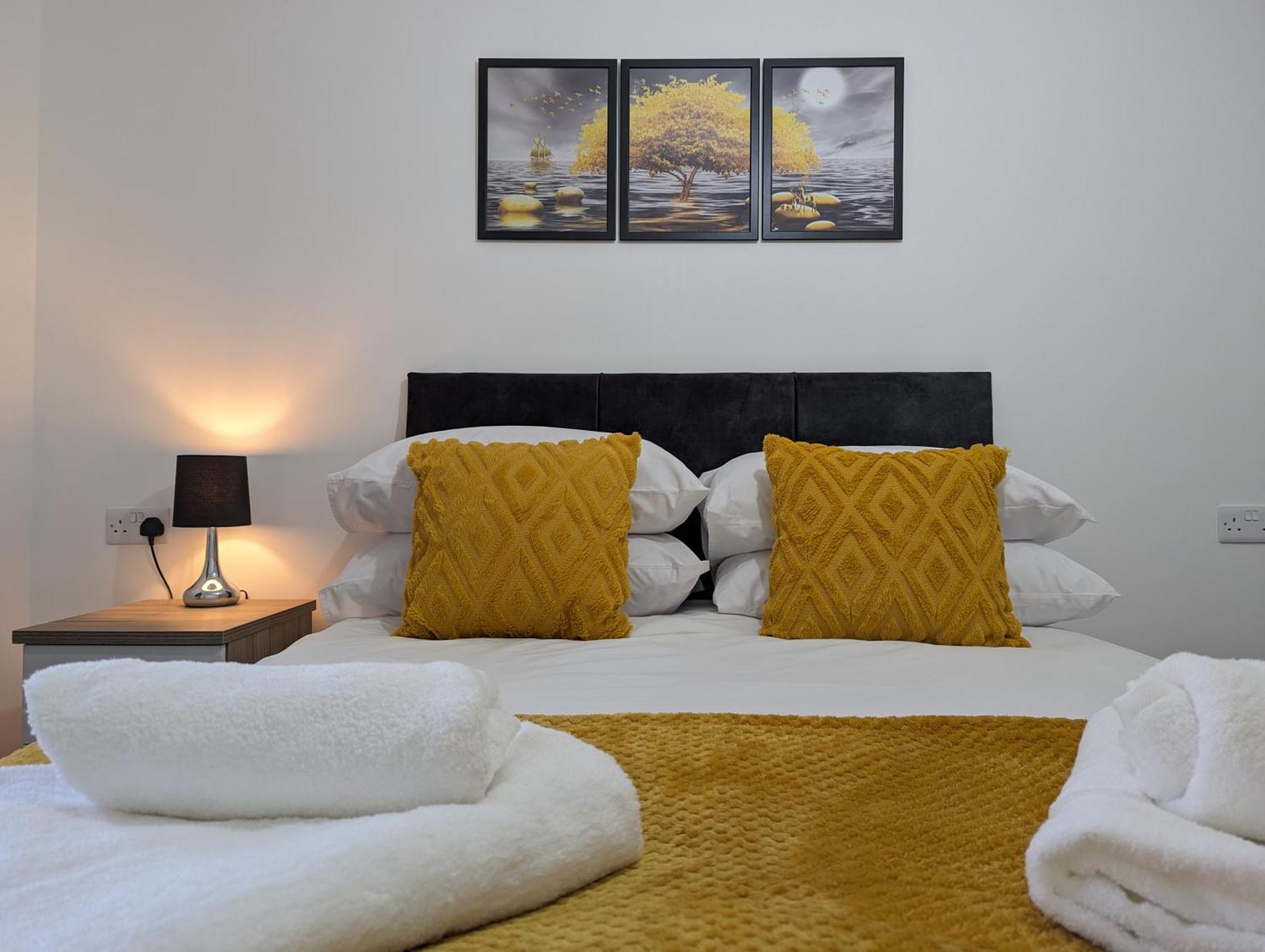 Clariturf - 4 Bedroom Semi - Private Parking Near Turf Moor, Town Centre, Transport And Motorway Links Next To Canal, 3 Parks And Lake - Sky And Netflix بيرنلي المظهر الخارجي الصورة