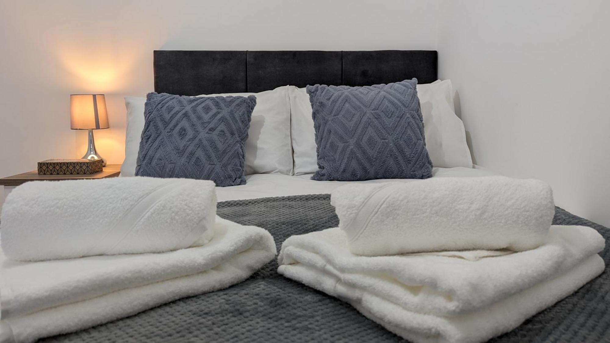 Clariturf - 4 Bedroom Semi - Private Parking Near Turf Moor, Town Centre, Transport And Motorway Links Next To Canal, 3 Parks And Lake - Sky And Netflix بيرنلي المظهر الخارجي الصورة