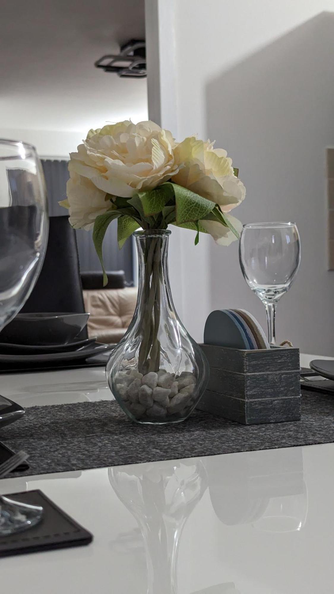 Clariturf - 4 Bedroom Semi - Private Parking Near Turf Moor, Town Centre, Transport And Motorway Links Next To Canal, 3 Parks And Lake - Sky And Netflix بيرنلي المظهر الخارجي الصورة