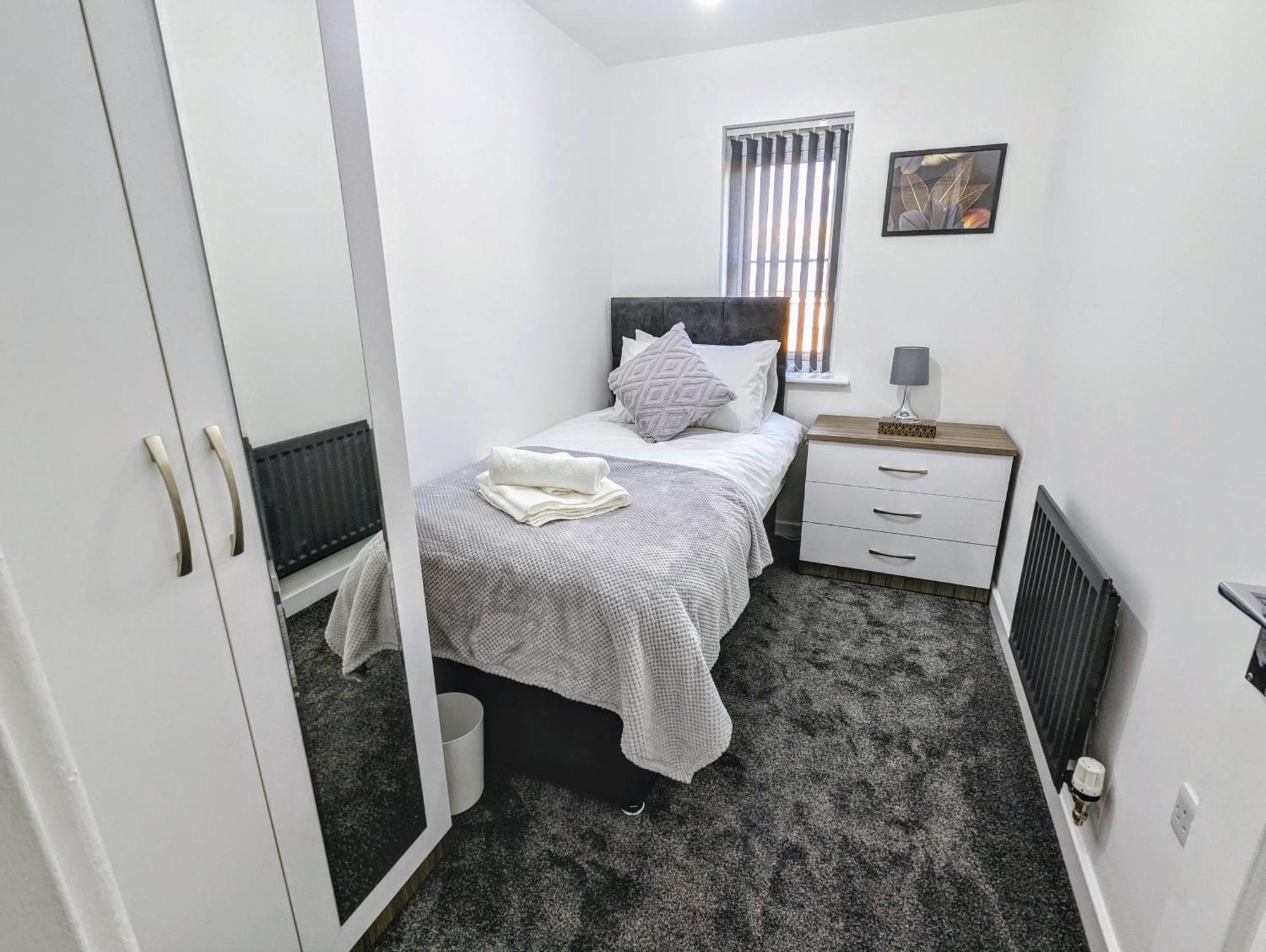 Clariturf - 4 Bedroom Semi - Private Parking Near Turf Moor, Town Centre, Transport And Motorway Links Next To Canal, 3 Parks And Lake - Sky And Netflix بيرنلي المظهر الخارجي الصورة