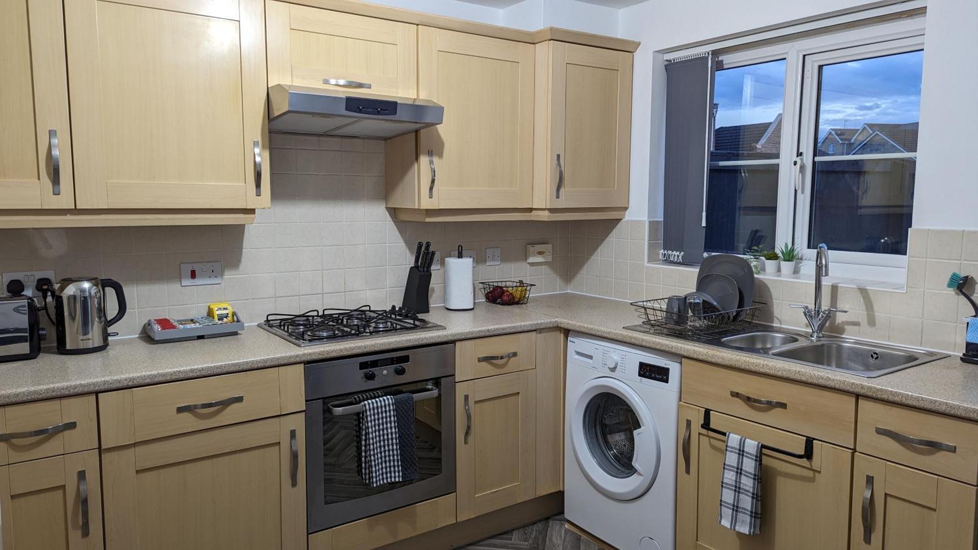 Clariturf - 4 Bedroom Semi - Private Parking Near Turf Moor, Town Centre, Transport And Motorway Links Next To Canal, 3 Parks And Lake - Sky And Netflix بيرنلي المظهر الخارجي الصورة